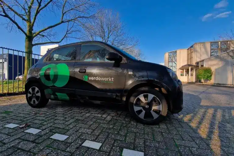 twee auto's met bestikkering van Verdo Werkt