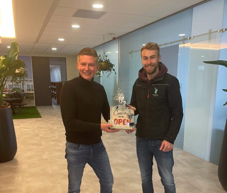 Dennis op kantoor