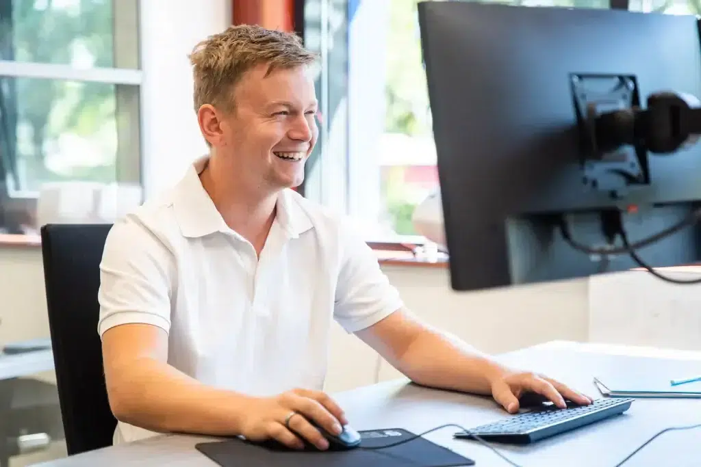 Man achter computer