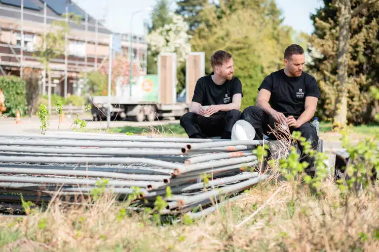 Twee medewerkers van Verdo Werkt bespreken hun werk buiten